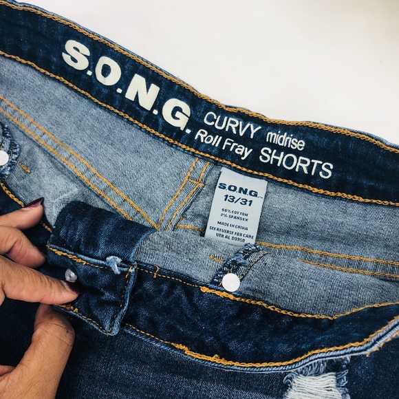 S.O.N.G. Curvy Roll Fray Midrise Jean Shorts - Picture 3 of 3